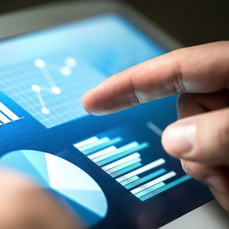 多種類のグラフを指さす