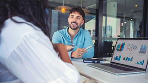 ディスカッションする男性