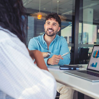 ディスカッションする男性