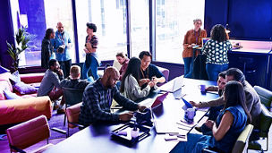 ラウンジでグループにわかれて意見交換をするひとびと