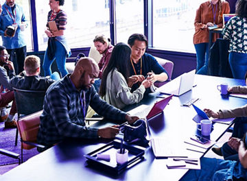 ラウンジでグループにわかれて意見交換をするひとびと