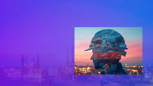 工場夜景を見る男性のシルエット