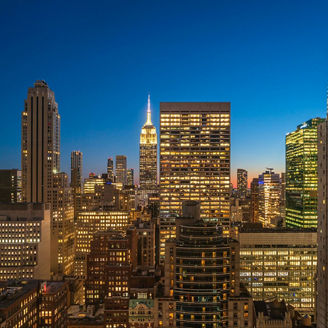 Japanese alt text:ビル街の夜景