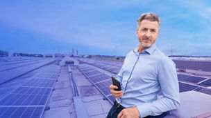 Japanese alt text:スマートフォンを持った男性