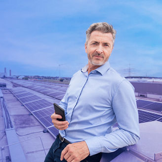 Japanese alt text:スマートフォンを持った男性