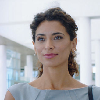 Japanese alt text:移動する女性 