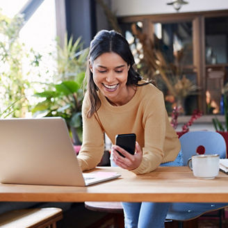 Japanese alt text: PCスマートフォンを操作する女性