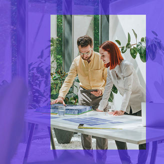 Japanese alt text: ミーティングをする男女