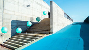 階段を登る風船