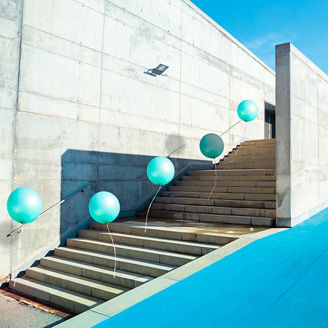 階段を登る風船