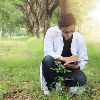 植物を調べる白衣の男性