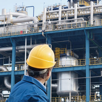 Japanese alt text: 工場でヘルメットをかぶる2人の男性