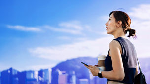 青空に目を向ける女性