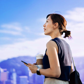 青空に目を向ける女性