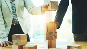 Japanese alt text: 積み木を重ねる2人の人物