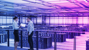 サーバールームで作業する男性