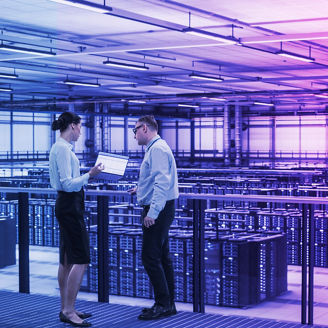 サーバールームで作業する男性