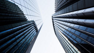 ロンドンの近代的なオフィスビルの真下のショット