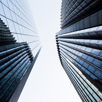 ロンドンの近代的なオフィスビルの真下のショット