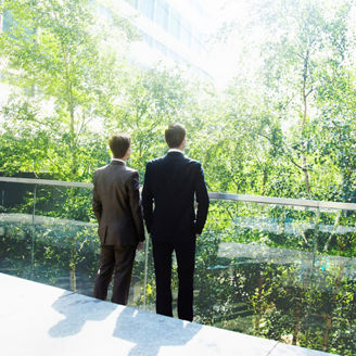 Japanese alt text:二人の男性がグリーンを見ながら話している