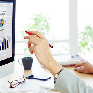 Japanese alt text: パソコン画面に映るグラフ