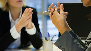 Japanese alt text: 会議中の人々