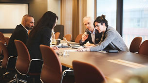 会議室で資料の説明をする女性