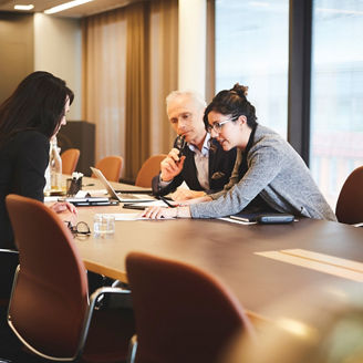 会議室で資料の説明をする女性