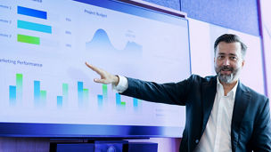 プレゼンする男性