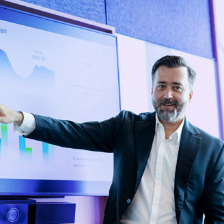 プレゼンする男性