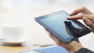 タブレットを操作する人