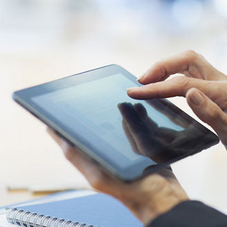 タブレットを操作する人