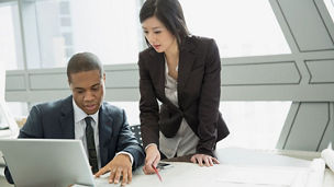 Japanese alt text:PCを見ながら話し合う人たち