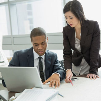 Japanese alt text:PCを見ながら話し合う人たち