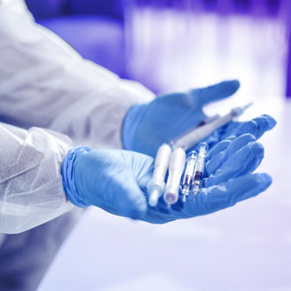 Japanese alt text: 医療機器を持つ手