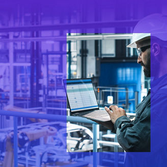 Japanese alt text: 工場でPCを作業する男性