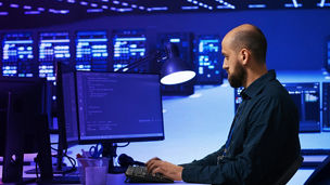 モニターを見つめる人