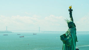 海に向かって立つ自由の女神