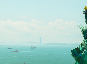 海に向かって立つ自由の女神