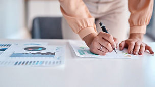 レポート資料にコメントを書き込む女性