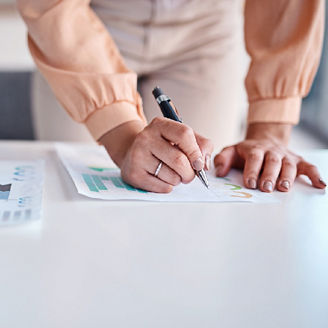 レポート資料にコメントを書き込む女性