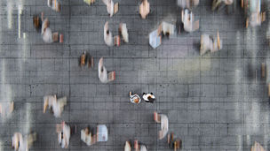 Japanese alt text: 行きかう人々