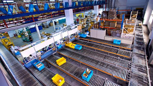 Japanese alt text:物流センター