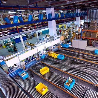 Japanese alt text:物流センター