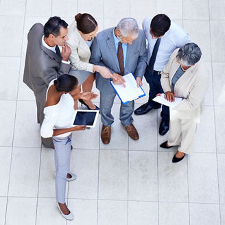 カルテを見るビジネスパーソン