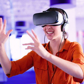 VRをする女性_バナー