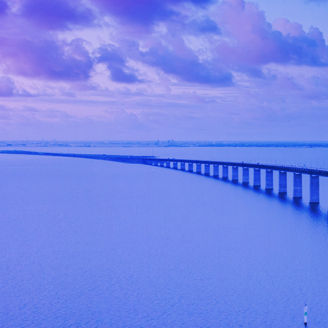 Japanese alt text: 洋上にかかる橋