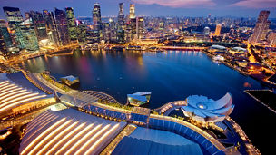 Japanese alt text: 上空からの都市の夜景