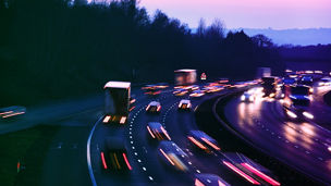 Japanese alt text: 自動車（自動運転車・コネクテッドカー）