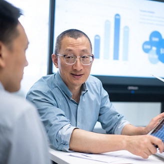 Japanese alt text: 会議をする2名の男性